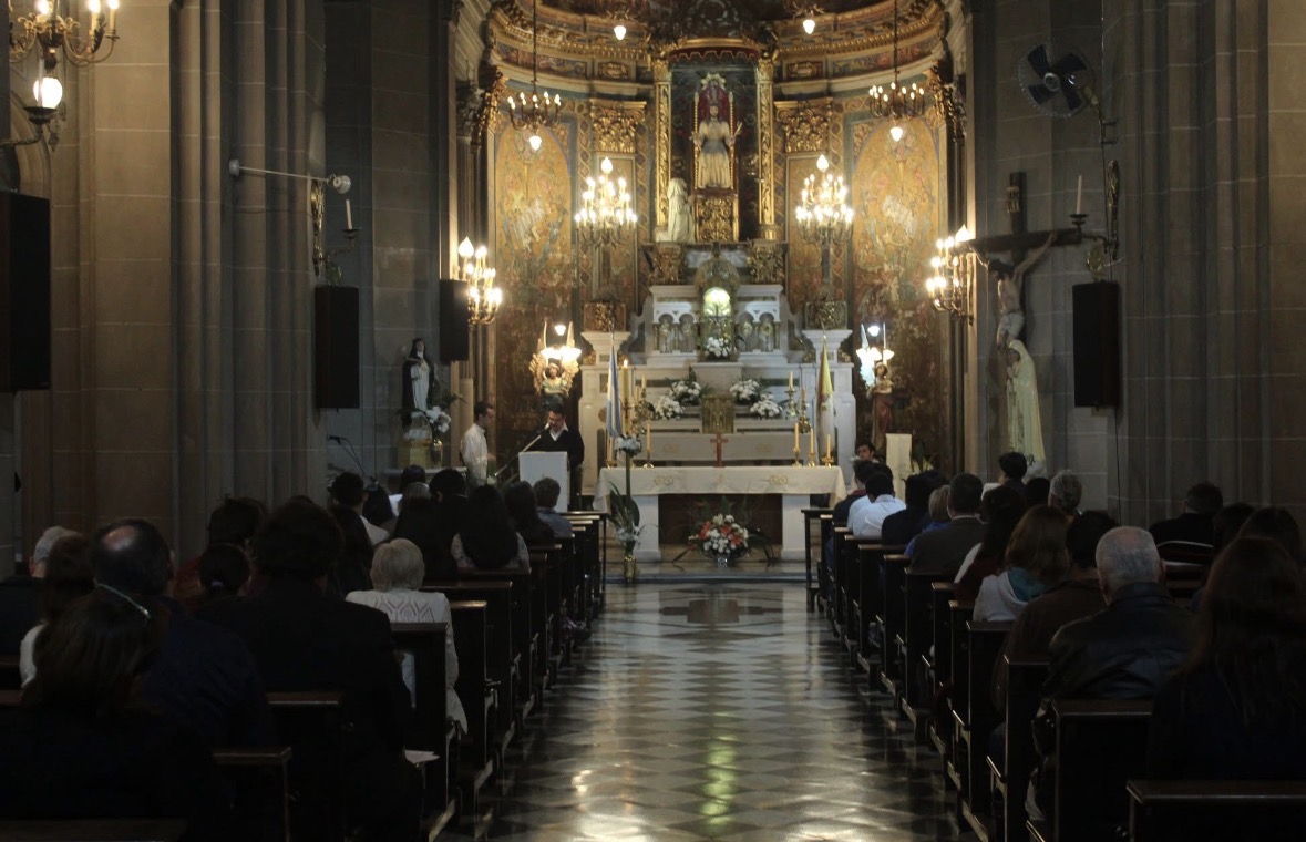 Interior de la Capilla durante una celebración, con la comunidad reunida frente al altar